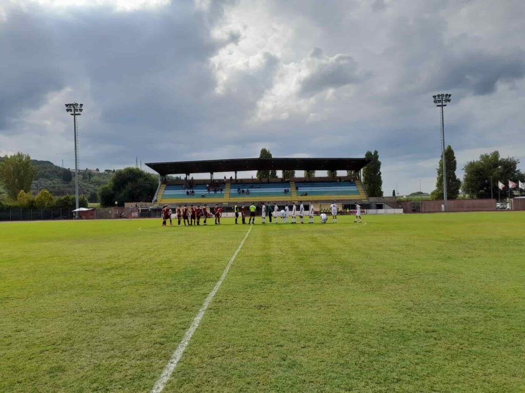 Un altro week-end di grande divertimento è alle porte, andiamo a vedere nel dettaglio l'impegno che attende la nostra formazione JUNIORES. I ragazzi allenati da mister SAURO BELLI saranno di scena oggi alle 16 al Pazzagli di Bagno a Ripoli contro il Grassina. Una gara a cui gli amaranto arrivano dopo il brillante poker rifilato in casa all'Arezzo Academy, che è valso i primi 3 punti stagionali i quali sommati a quello conquistato in rimonta (da 2-0 a 2-2) a Fornacette hanno permesso ai nostri 'lupacchiotti' di issarsi a quota 4 punti, rimanendo imbattuti in scia della capolista a punteggio pieno Pontassieve. Insieme a Lastrigiana e Fucecchio i nostri ragazzi hanno il miglior attacco con 6 reti in 180 minuti, 4 delle quali portano la firma di SAMUELE TOFANI, autore nella scorsa giornata di una strepitosa tripletta. Dopo i 12 centri dello scorso anno e i 15 messi a segno nel 2021-'22 con il Santa Maria, quindi, l'attaccante amaranto è partito fortissimo anche quest'anno e se il buon giorno si vede dal mattino chissà che non posso avvicinarsi, se non migliorare, anche il record di 22 gol realizzati sempre a MONTELUPO nel 2016-'17. Già diversi i ragazzi che si sono affacciati in Prima Squadra a partire dal portiere classe 2005 GIOELE CONSANI fino al giovane attaccante ELIA CINTELLI ('06), partito addirittura titolare domenica scorsa a La Scala contro il San Miniato, passando per i 3 classe 2004 MATTIA BIANCHINI, LORENZO BRUNO ed EDOARDO POLLI. Quest'ultimo, proveniente dal Montespertoli, è anche uno dei 6 volti nuovi di questa stagione: dal Limite e Capraia è arrivato il portiere GABRIELE BORETTI ('06), mentre dalla Cattolica Virtus sono stati prelevati il difensore TOMMASO FRILLI ('06) e il centrocampista TOMMASO BRACONI ('06); dal Centro Storico Lebowski il difensore TOMMASO SAMMICHELI ('05) e dallo Sporting Arno l'attaccante DARIO CERRINI ('06). Il Grassina insegue gli amaranto a un solo punto di distanza visto che, dopo la sconfitta interna per 0-3 contro il San Marco Avenza, nello scorso fine settimana è arrivata la pronta riscossa con il blitz di misura (0-1 il finale) sul campo del Fratres Perignano grazie al guizzo del centrocampista classe 2005 Yuri Roschi. Insomma, quella odierna si prospetta una sfida insidiosa ma al contempo affascinante per i nostri colori